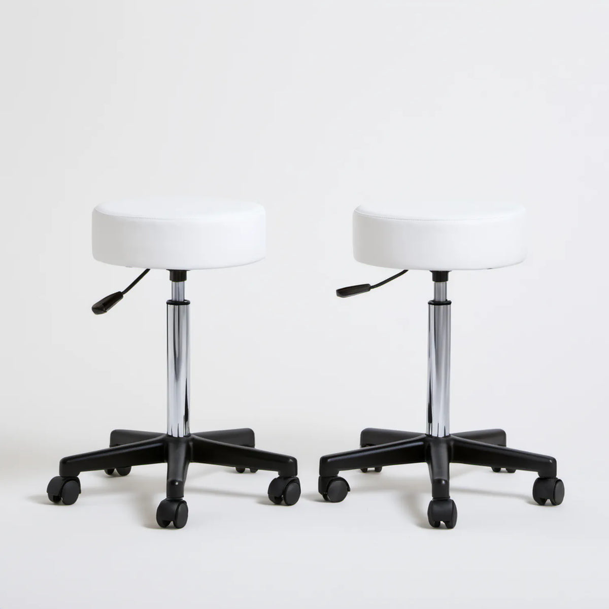 Zestaw 2 obrotowych stołków z białym siedziskiem PU, regulacją wysokości 47–62 cm
